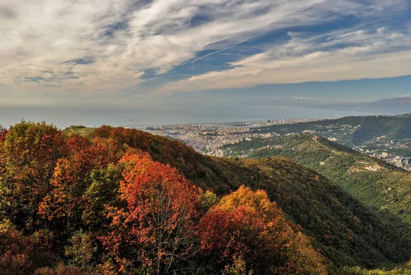 Vista panorámica de Génova vista desde las colinas circundantes durante el otoño — Foto de Stock