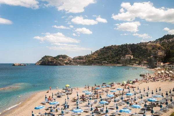 Playa cerca de Taormina (Sicilia) durante el verano — Foto de Stock