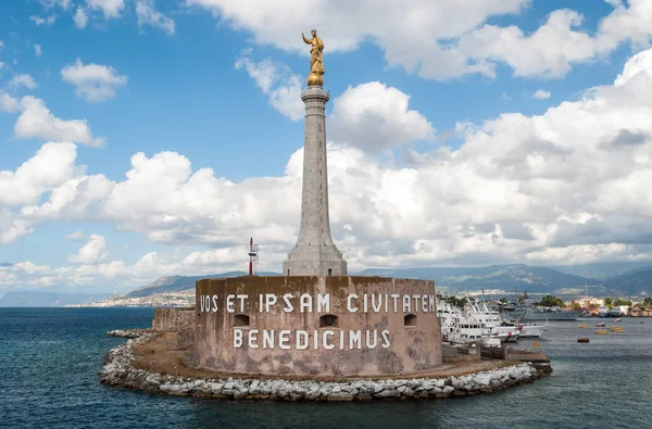 Estatua de oro de la "Madonna della Lettera" en un obelisco en la entrada del puerto de Messina (Sicilia ) — Foto de Stock