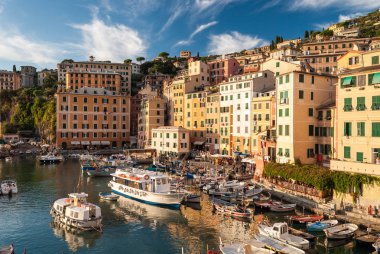 Camogli, İtalya - 7 Ağustos 2016: Küçük liman şehri, Camogli (Liguria, Kuzey İtalya) bir yaz öğleden sonra altın saat sırasında