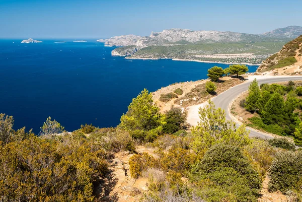 Vista panorámica de la costa cerca de Cassis vista desde la Route des Cretes (Provenza, Francia ) — Foto de Stock