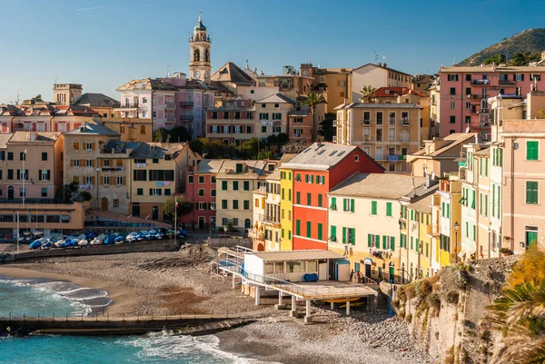 Típicas casas de colores en el paseo marítimo de Bogliasco, cerca de Génova — Foto de Stock