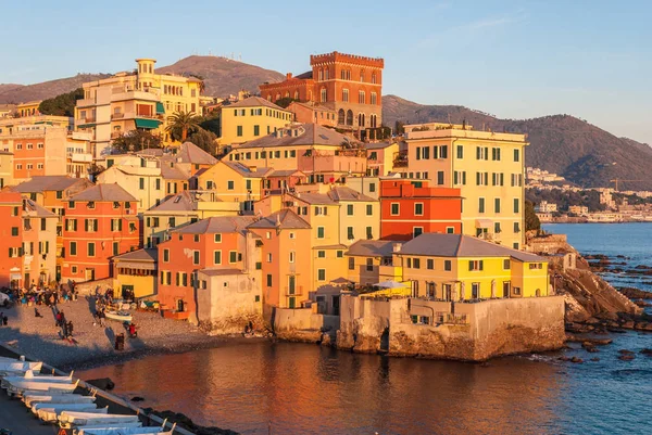 Boccadasse, um pequeno distrito marítimo de Génova, durante a hora de ouro — Fotografia de Stock