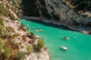 Kayak sırasında yaz aylarında nehir Verdon Kanyonu '