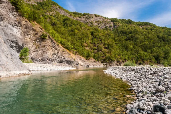O rio Trebbia e colinas circundantes durante o verão — Fotografia de Stock