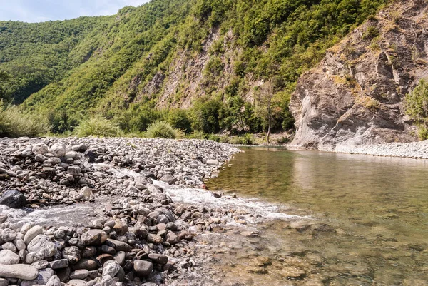 Nehrin Kuzey İtalya'daki Trebbia'nın kayalık kıyılarında — Stok fotoğraf