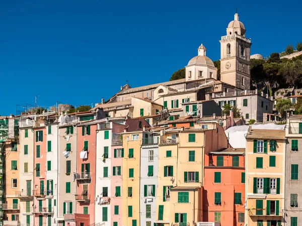Charakterystyczne kolorowe domy w nadbrzeżu Portovenere, małej miejscowości w prowincji Liguria (Północne Włochy); to się nazywa "la palazzata" — Zdjęcie stockowe