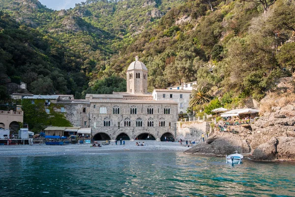 La abadía de San Fruttuoso, en el promontorio de Portofino (norte de Italia ) — Foto de Stock