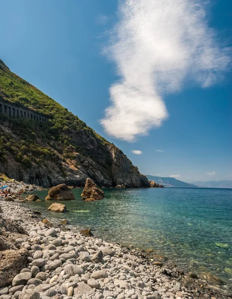 Costa rocosa a lo largo de "Costa Viola" cerca de Palmi, en la región de Calabria (sur de Italia ) — Foto de Stock