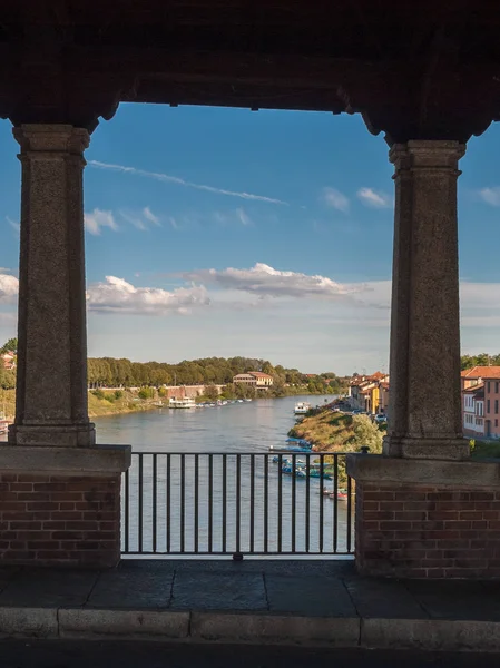 Scorcio del fiume Ticino a Pavia attraverso le aperture di Ponte Coperto — Foto Stock