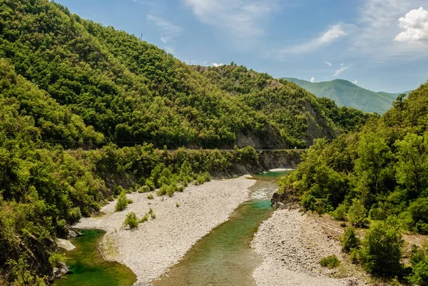 O rio Trebbia e colinas circundantes durante o verão — Fotografia de Stock