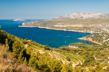 Cassis yakınlarındaki sahil şeridinin panoramik görüntüsü Route des Cretes 'den (Provence, Fransa)