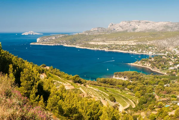 Cassis yakınlarındaki sahil şeridinin panoramik görüntüsü Route des Cretes 'den (Provence, Fransa)