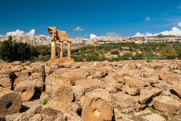 Ερείπια στην κοιλάδα των ναών του Ακράγαντα? το ιερό των Διόσκουρων στο παρασκήνιο — Φωτογραφία Αρχείου