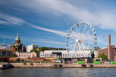 Helsinki liman ile Uspensky Ortodoks katedrali ve bir skywheel bir yaz öğleden sonra sırasında görünümünü
