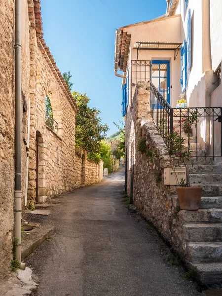 Vista de una calle en Moustiers-Sainte-Marie, pequeña ciudad de Provenza (Francia ) — Foto de Stock