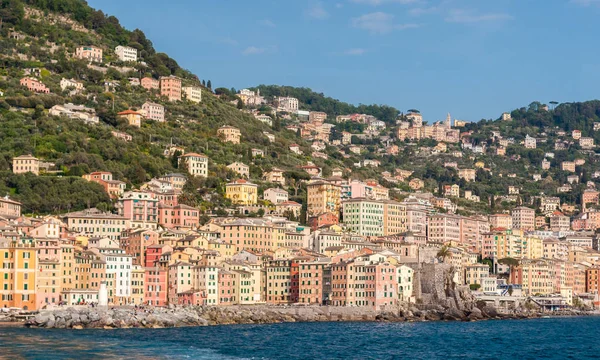 La ciudad de Camogli, cerca de Génova, vista desde el mar — Foto de Stock