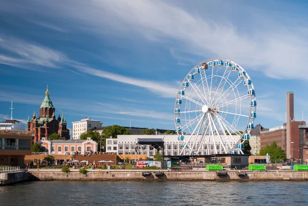 Helsinki liman ile Uspensky Ortodoks katedrali ve bir skywheel bir yaz öğleden sonra sırasında görünümünü