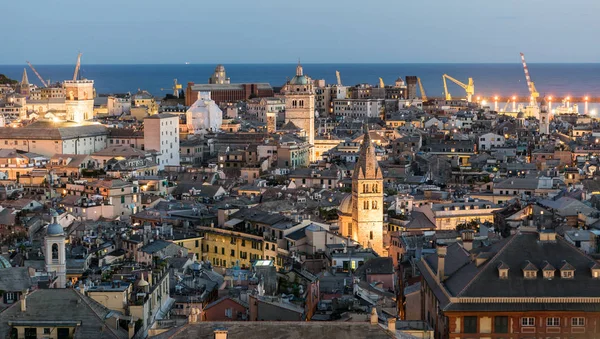 Abend Blick auf die Innenstadt von Genua — Stockfoto