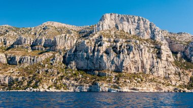 Cassis (Provence, Fransa yakınındaki Calanques beyaz uçurum)
