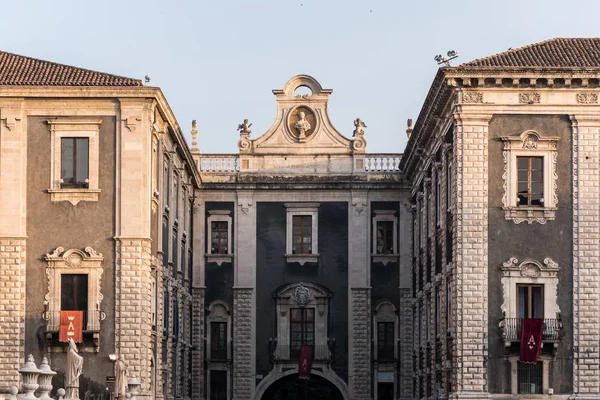 Gebouwen in het centrum van Catania, met poort genaamd "Porta Uzeda" — Stockfoto