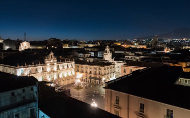 Piazza Universita gece manzarası ' Catania, yukarıda da görüleceği