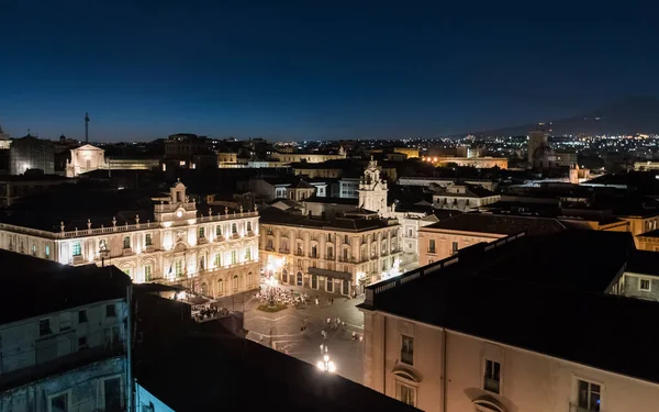 Piazza Universita gece manzarası ' Catania, yukarıda da görüleceği