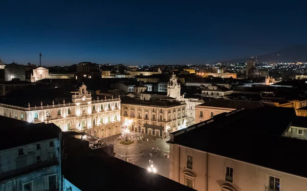 Noční pohled z Piazza Università "v Catanii, z ptačí perspektivy — Stock fotografie