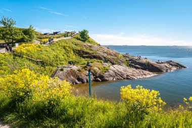 Adası olan Suomenlinna, Helsinki, bir yaz öğleden sonra sırasında içinde kayalık sahil şeridi