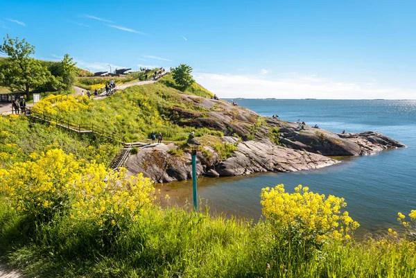 Adası olan Suomenlinna, Helsinki, bir yaz öğleden sonra sırasında içinde kayalık sahil şeridi