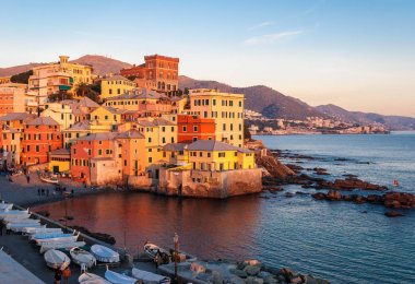 Boccadasse, bir küçük deniz bölgesi Cenova, altın saat sırasında