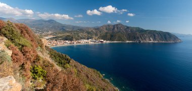 Ligurya Rivierası di Levante panoramik manzaralı; Riva Trigoso kıyı şeridi boyunca küçük kasabam