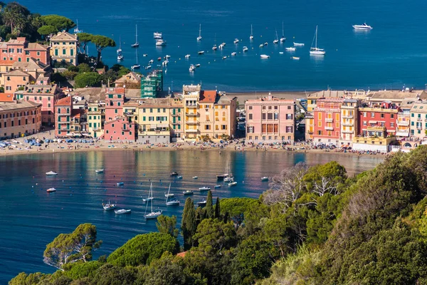 El paseo marítimo y la playa de Sestri Levante, vista desde las lejanas colinas circundantes — Foto de Stock