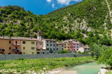 Pesaro-Urbino eyaletindeki küçük Piobbico kasabasında renkli evler