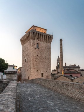Fermignano Kulesi (Pesaro-Urbino vilayeti) gün batımından sonra Metauro nehri üzerindeki Roma köprüsünden görülmektedir.