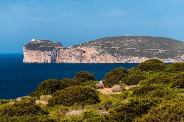 Punta Giglio 'da (Sardinya, İtalya) görüldüğü gibi, Alghero yakınlarındaki Capo Caccia kıyı şeridi.)