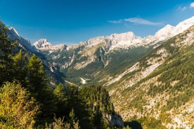 Slovenya 'daki Triglav ulusal parkındaki dağların panoramik manzarası
