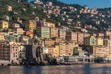 Camogli 'nin renkli evleri denizden görünüyor.