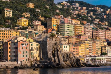 Camogli 'nin renkli evleri denizden görünüyor.