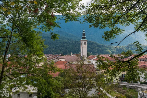 Glimpse Του Kobarid Στη Σλοβενία Μέσα Από Δέντρα — Φωτογραφία Αρχείου