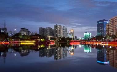 Lanzhou 'daki Yantan Park' taki (Çin) gölün gece manzarası)