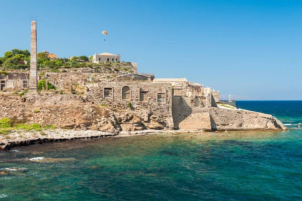 Costa Portopalo Sur Sicilia Con Las Ruinas Una Antigua Fábrica — Foto de Stock