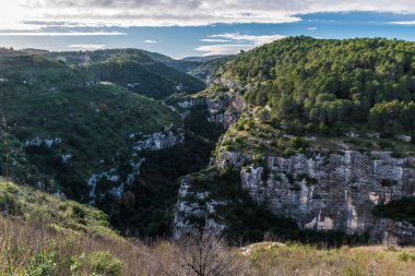 Sicilya 'daki Siracusa yakınlarındaki Anapo vadisi ve Pantalica platosunun panoramik manzarası.