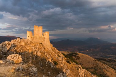 Rocca Calascio, Abruzzo dağlarındaki eski bir ortaçağ kalesi.