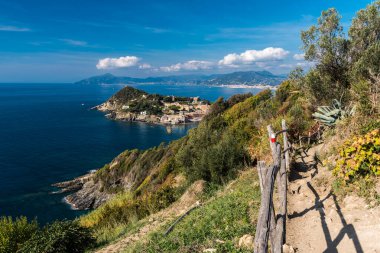 Arka planda Sestri Levante 'nin panoramik görüntüsü ve fildişi; arka planda Liguria kıyı şeridi