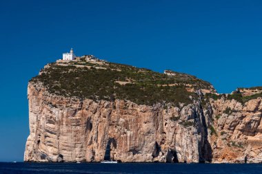 Alghero yakınlarındaki Capo Caccia 'da güneşli bir günde (Sardinya, İtalya)