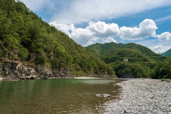 Rio Trebbia Colinas Circundantes Durante Verão Emilia Romagna Itália — Fotografia de Stock