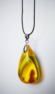 Amber kolye eklenmesi ile