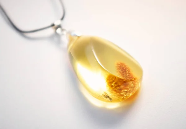 Amber kolye eklenmesi ile