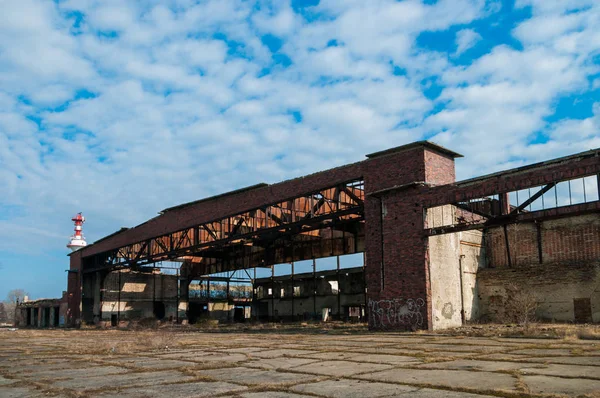 Vista dos antigos hangares de aeronaves na Rússia, Baltysk — Fotografia de Stock